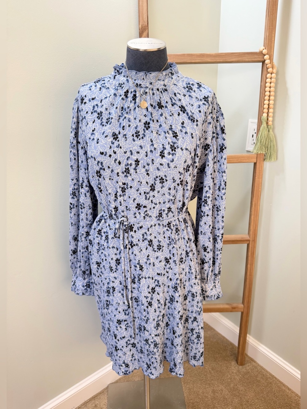 Ann Taylor Blue Ruffled Neck Floral Long Sleeve Pleated Dress Size Large